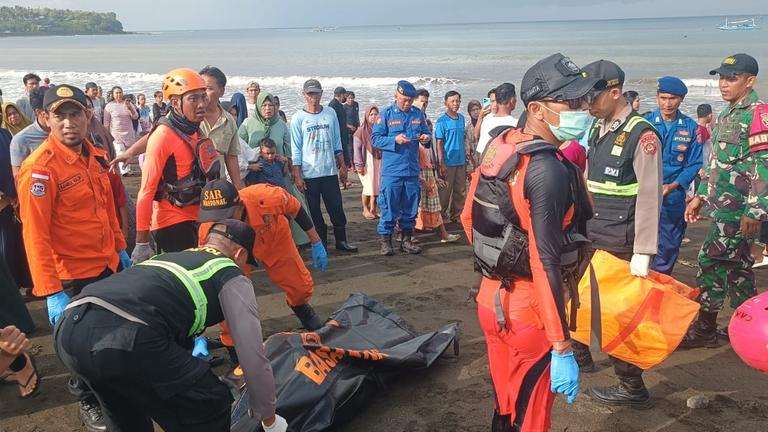 Laufende Rettungsaktion an einem Strand der Insel Bali nachdem eine Fähre gekentert ist