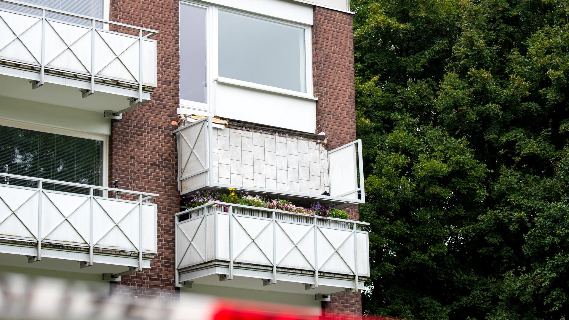 Balkon ist an Hamburger Wohnhaus abgebrochen. Polizeiband sperrt die Unfallstelle ab