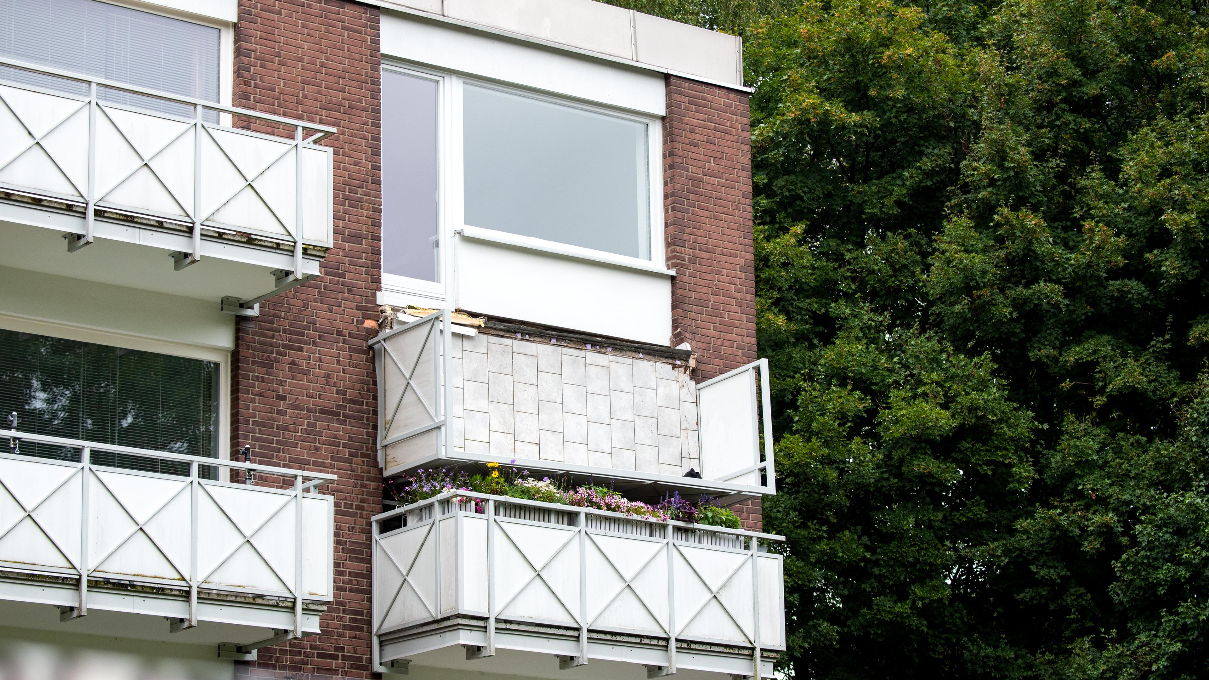 Balkon ist an Hamburger Wohnhaus abgebrochen. Polizeiband sperrt die Unfallstelle ab