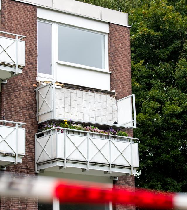 Balkon ist an Hamburger Wohnhaus abgebrochen. Polizeiband sperrt die Unfallstelle ab