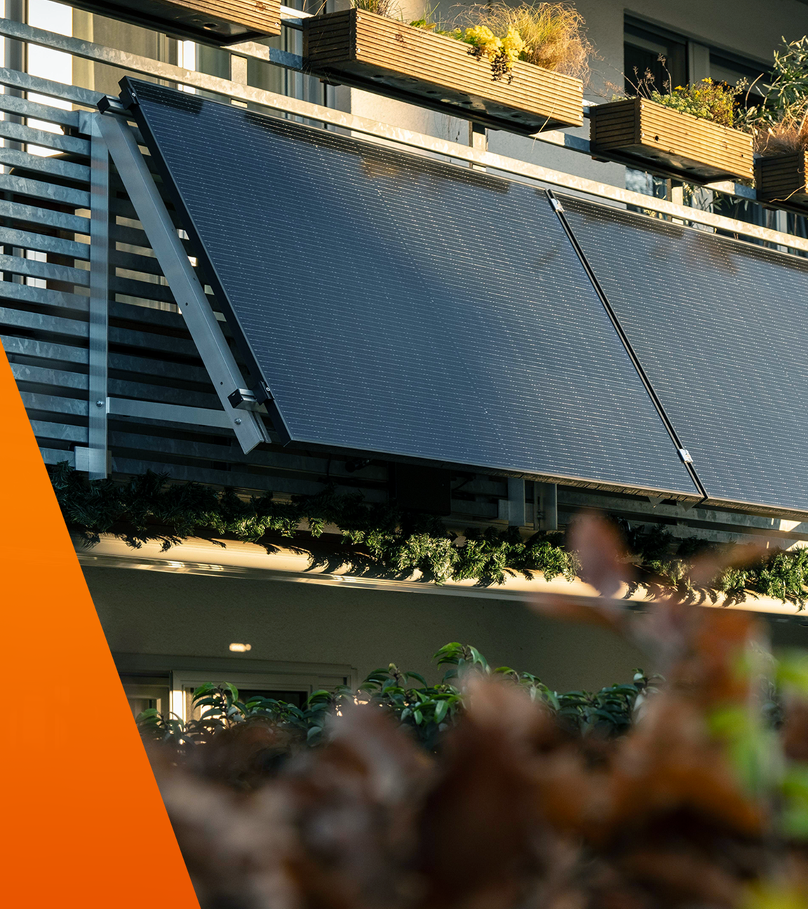 Solaranlagen hängen am Balkon
