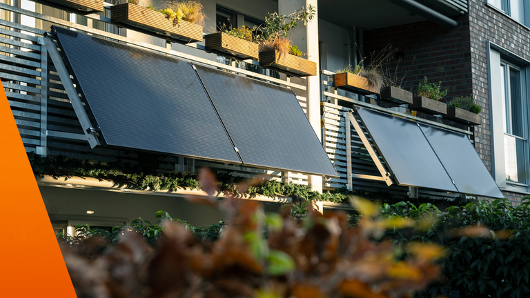 Solaranlagen hängen am Balkon