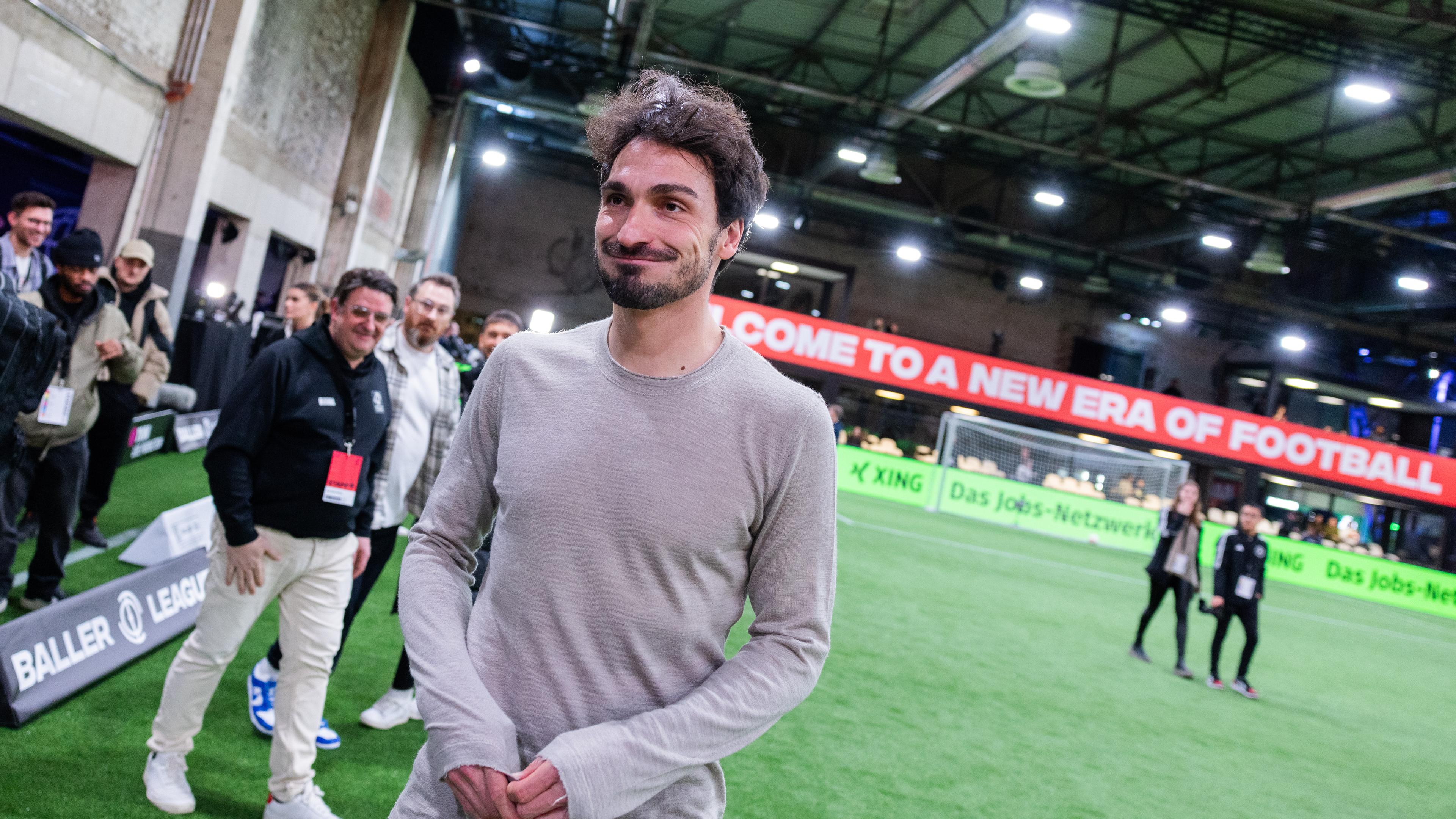 Mats Hummels steht auf einem Indoor-Kleinfeld