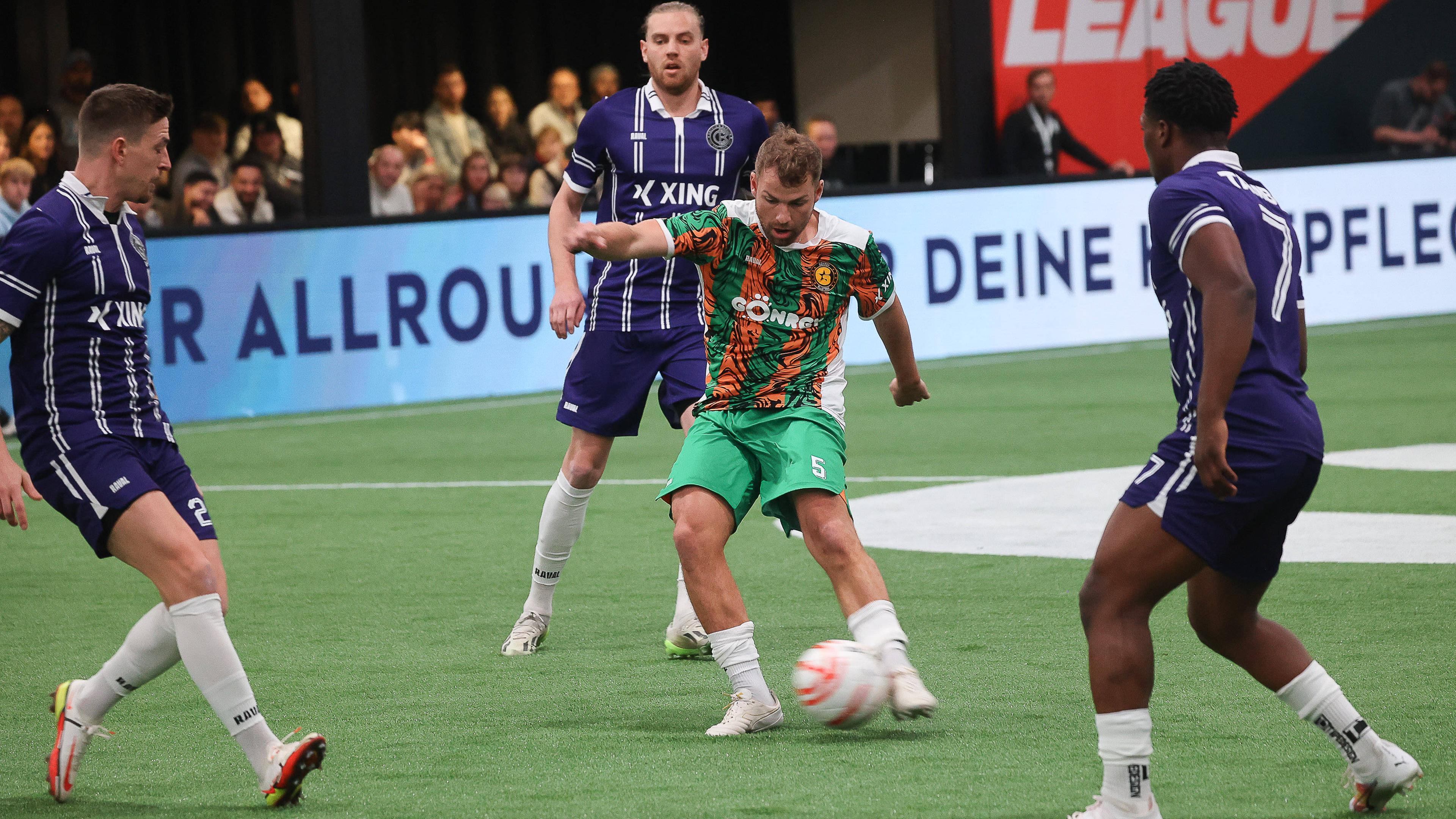 Spieler von Calcio Berlin umzingeln Spieler Julian Engels aus dem Team Gönrgy Allstars
