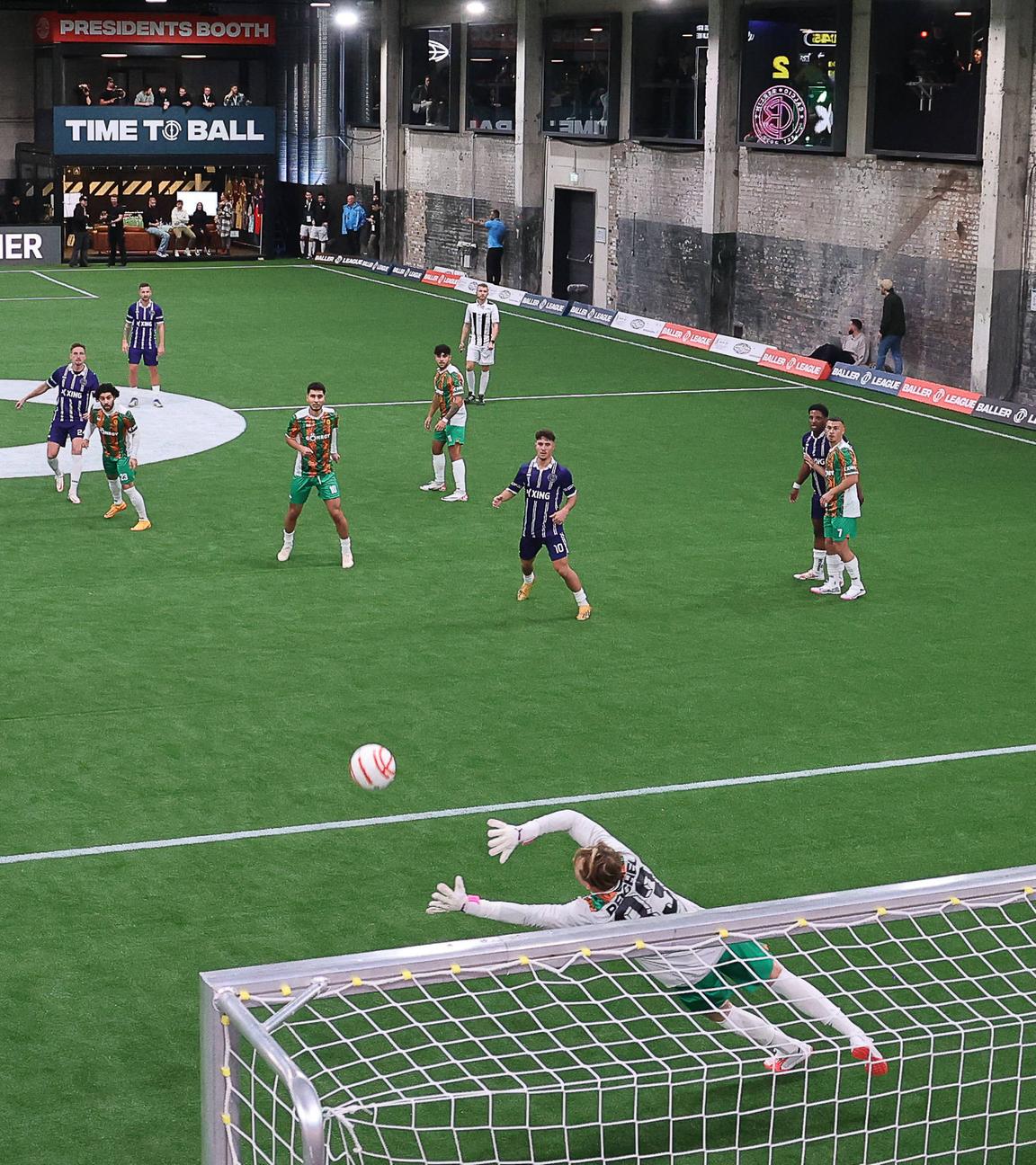 Fußballer zweier Teams der Baller League die gegeneinander  auf einem Kleinfeld spielen 