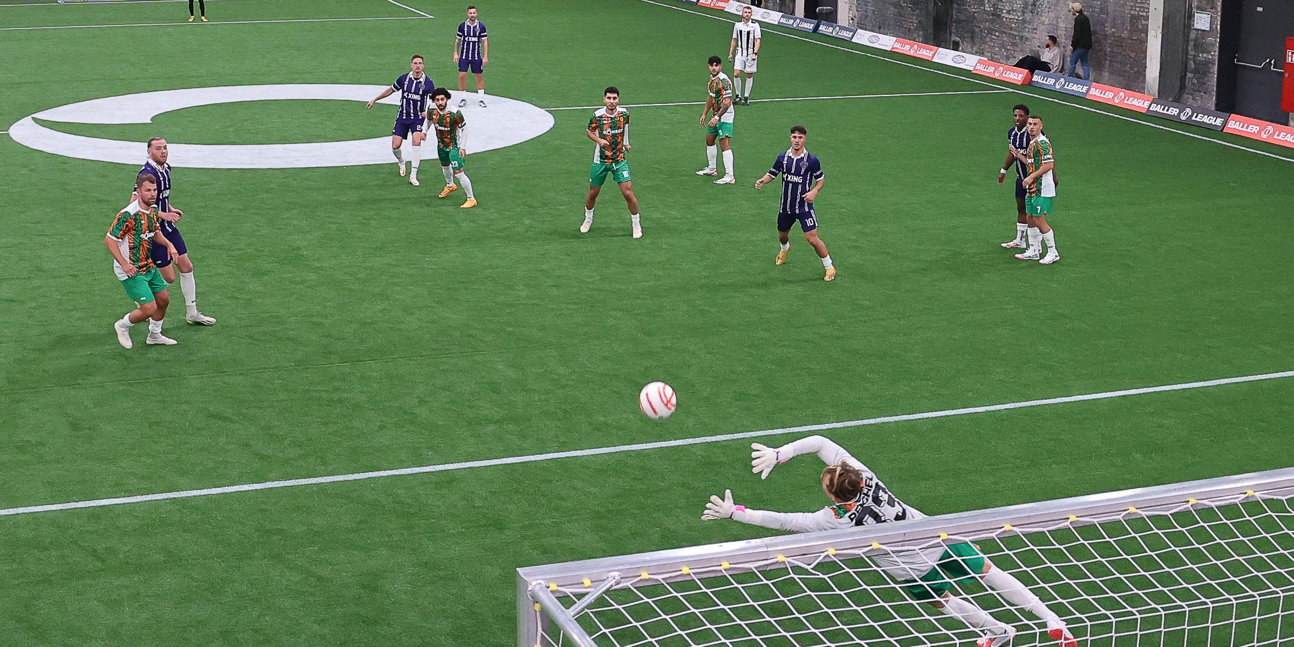 Fußballer zweier Teams der Baller League die gegeneinander  auf einem Kleinfeld spielen 