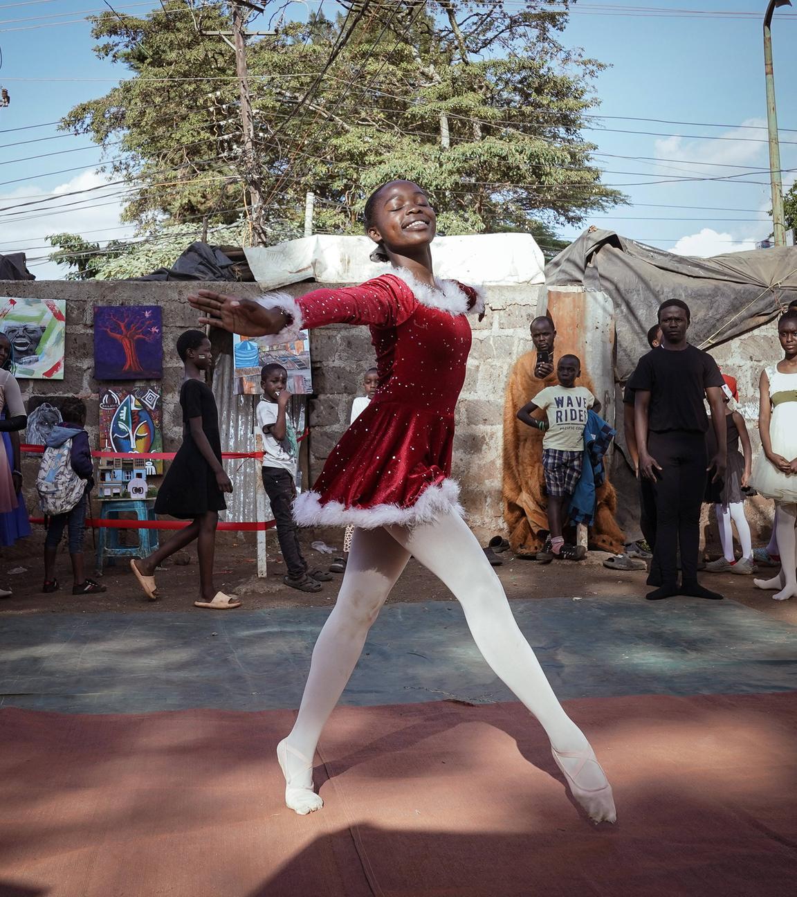 Kenia, Kibera: Junge Tänzerinnen und Tänzer auf einer einfachen Bühne im Kibera-Slum in Nairobi
