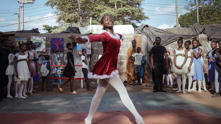 Kenia, Kibera: Junge Tänzerinnen und Tänzer auf einer einfachen Bühne im Kibera-Slum in Nairobi
