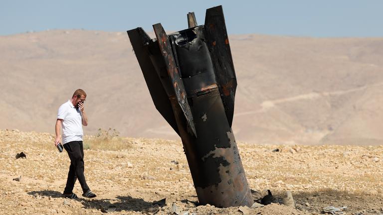 Ein Mann betrachtet die Überreste einer iranischen ballistischen Rakete, die am 08.06.2026 auf einem offenen Feld neben der Siedlung Mevo’ot Yericho im Westjordanland im Jordantal eingeschlagen ist. 