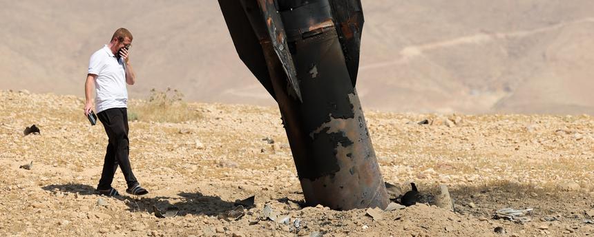 Ein Mann betrachtet die Überreste einer iranischen ballistischen Rakete, die am 08.06.2026 auf einem offenen Feld neben der Siedlung Mevo’ot Yericho im Westjordanland im Jordantal eingeschlagen ist. 