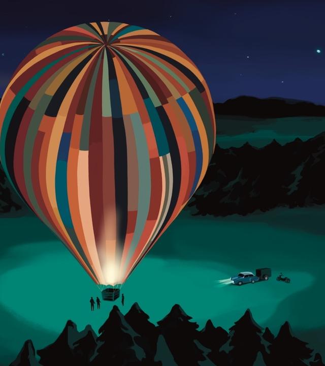  Zeichnung: In einer Waldlichtung steht nachts ein großer, bunter Heißluftballon, gefertigt aus vielen verschiedenfarbigen Stoffbahnen. Im Hintergrund steht ein Auto mit eingeschalteten Scheinwerfern.
