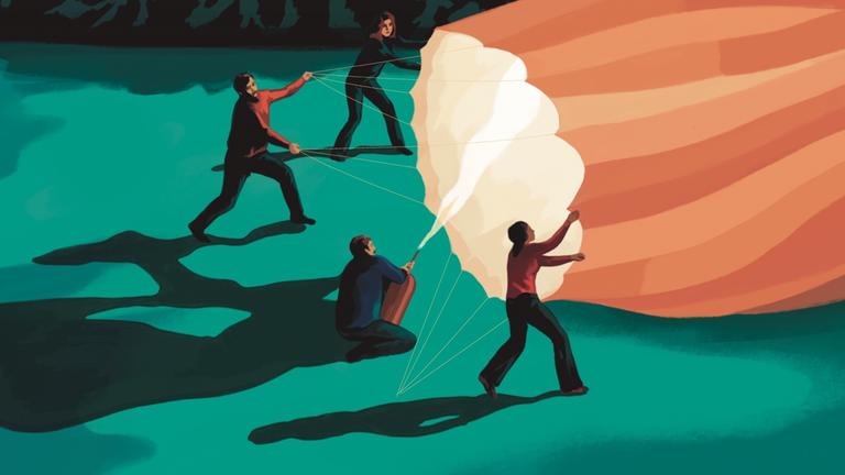 Zeichnung: Drei Menschen stehen nachts auf einer Wiese. Vor ihnen befindet sich die liegenden Hülle eines Heißluftballons. Zwischen ihnen bläst ein Brenner erwärmte Luft in die Hülle.