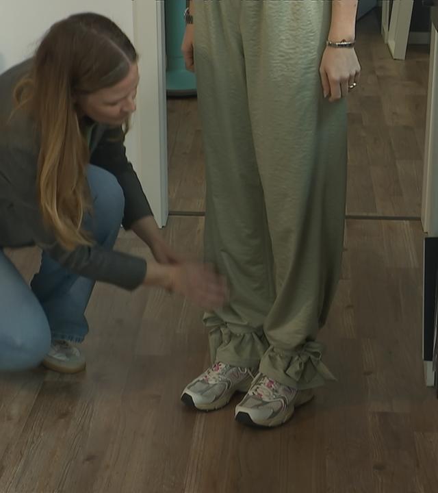 Stephanie Belling macht letzte Änderungen an einer Ballonhose.