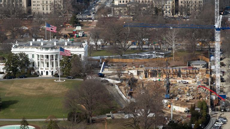Der Bau des Ballsaals im Weißen Haus in Washington, wo einst der Ostflügel stand