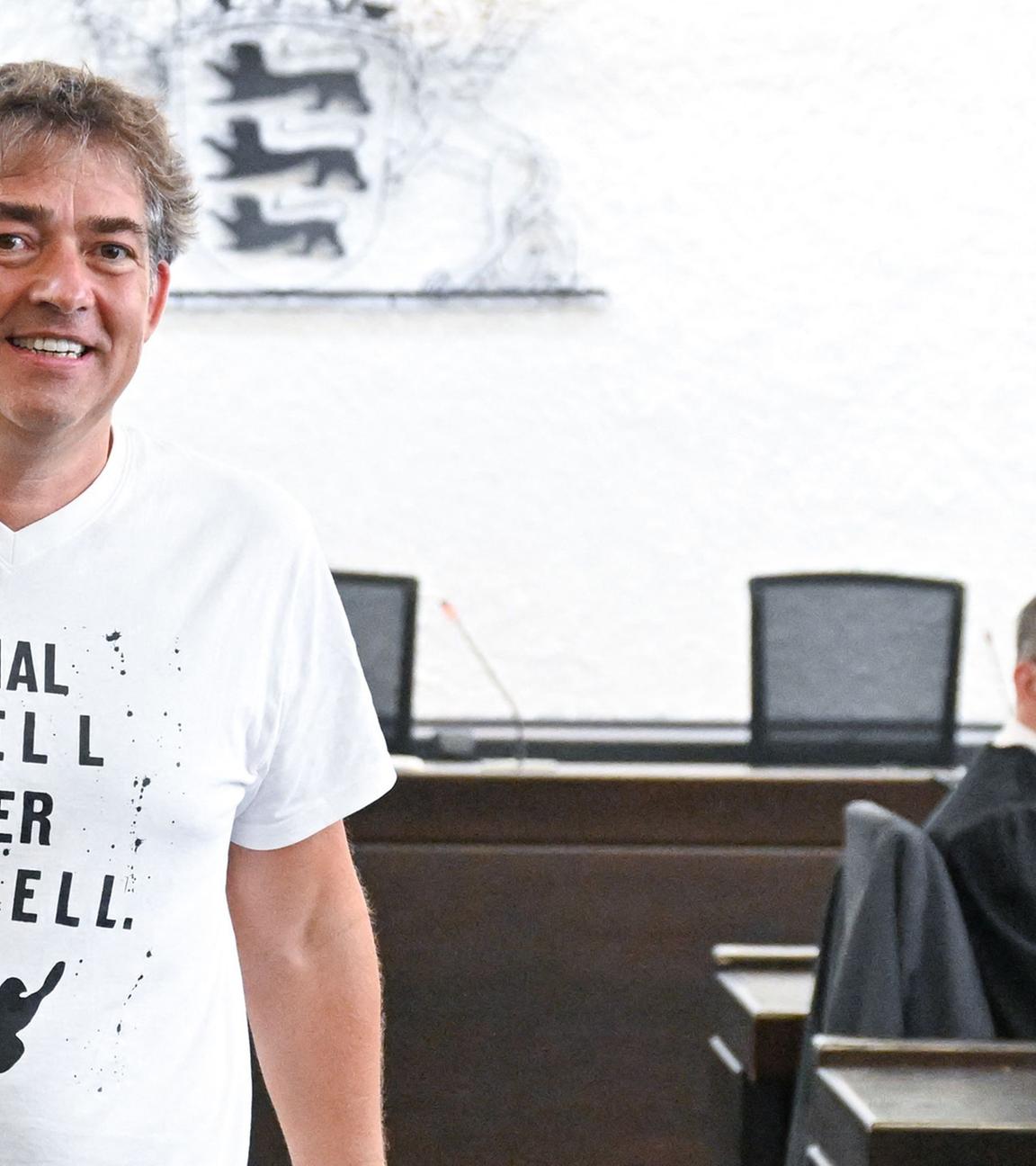 Michael Ballweg, Gründer der Gruppe „Querdenken 711“, betritt am 31.07.2025 vor der Urteilsverkündung den Sitzungssaal am Landgericht Stuttgart.