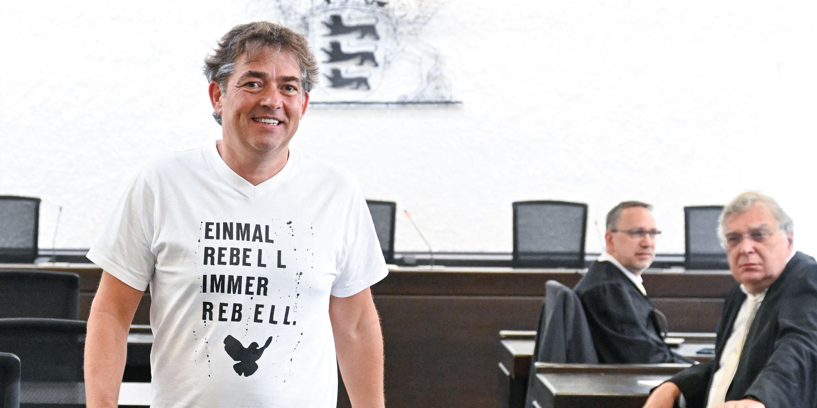 Michael Ballweg, Gründer der Gruppe „Querdenken 711“, betritt am 31.07.2025 vor der Urteilsverkündung den Sitzungssaal am Landgericht Stuttgart.