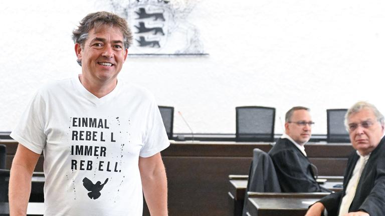 Michael Ballweg, Gründer der Gruppe „Querdenken 711“, betritt am 31.07.2025 vor der Urteilsverkündung den Sitzungssaal am Landgericht Stuttgart.