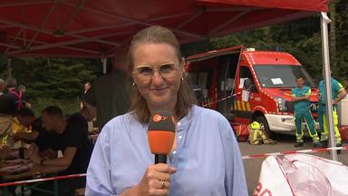 ZDF-Reporterin Ina Baltes in der Nähe des Waldbrands im belgischen naturschutzgebiet Hohes Venn.