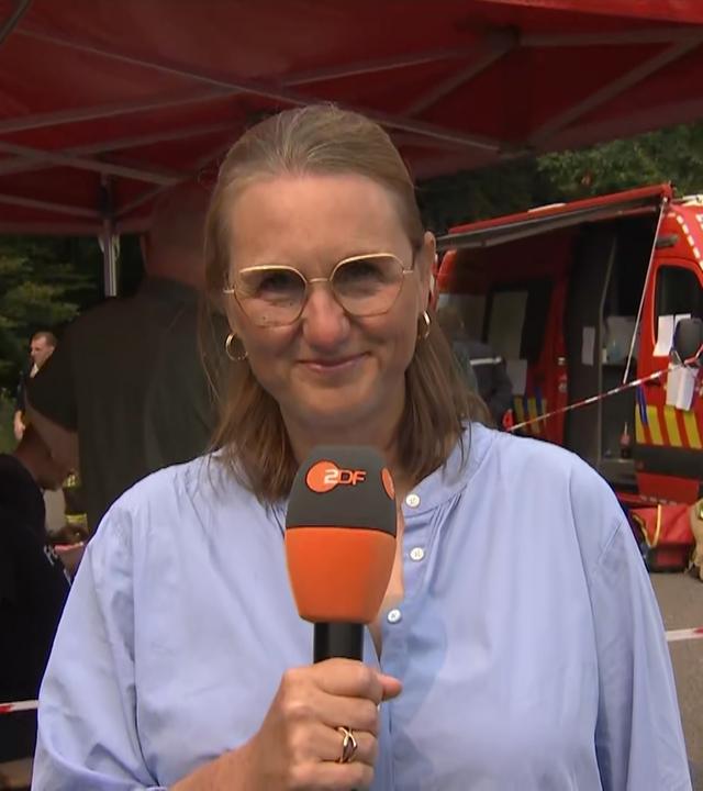 ZDF-Reporterin Ina Baltes in der Nähe des Waldbrands im belgischen naturschutzgebiet Hohes Venn.