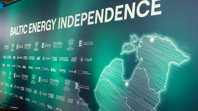 08.02.2025: Ein Hintergrund mit der Aufschrift „Baltic Energy Independance“ ist vor einer Pressekonferenz über die Trennung der baltischen Staaten vom russischen Stromnetzsystem in Vilnius zu sehen.