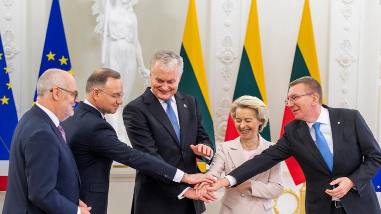 Der estnische Präsident Alar Karis (l-r), der polnische Präsident Andrzej Duda, der litauische Präsident Gitanas Nauseda, die Präsidentin der Europäischen Kommission Ursula von der Leyen und der lettische Präsident Edgars Rinkevics nach der Abgabe einer gemeinsamen Erklärung im Präsidentenpalast. 