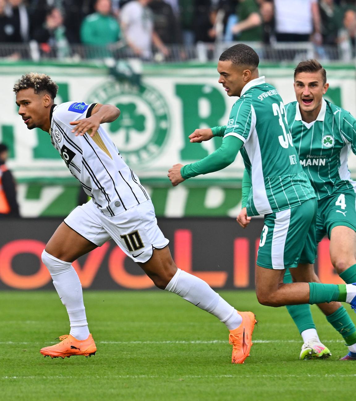 Elversbergs Offensivspieler Conté setzt sich im Zweikampf gegen Fürths Dietz durch und behauptet den Ball