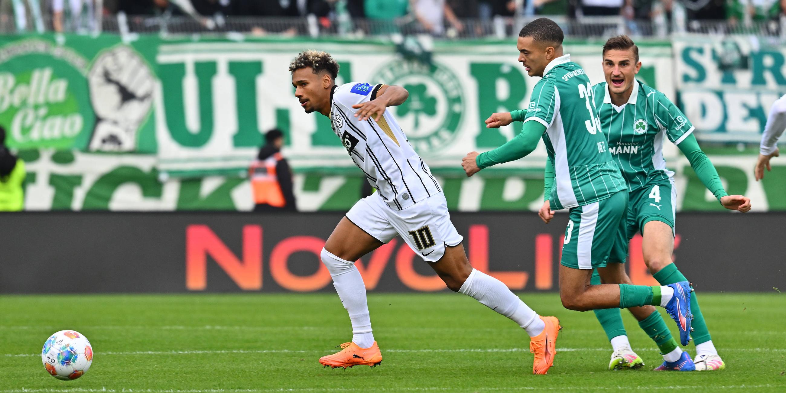 Elversbergs Offensivspieler Conté setzt sich im Zweikampf gegen Fürths Dietz durch und behauptet den Ball