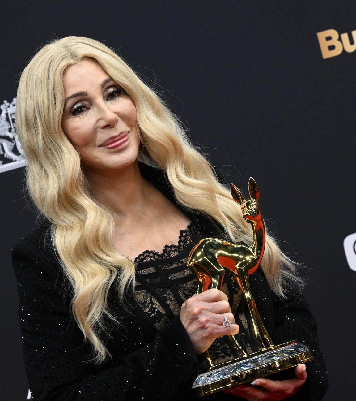 Bayern, Grünwald: Sängerin Cher zeigt ihren Bambi der Kategorie "Legende"