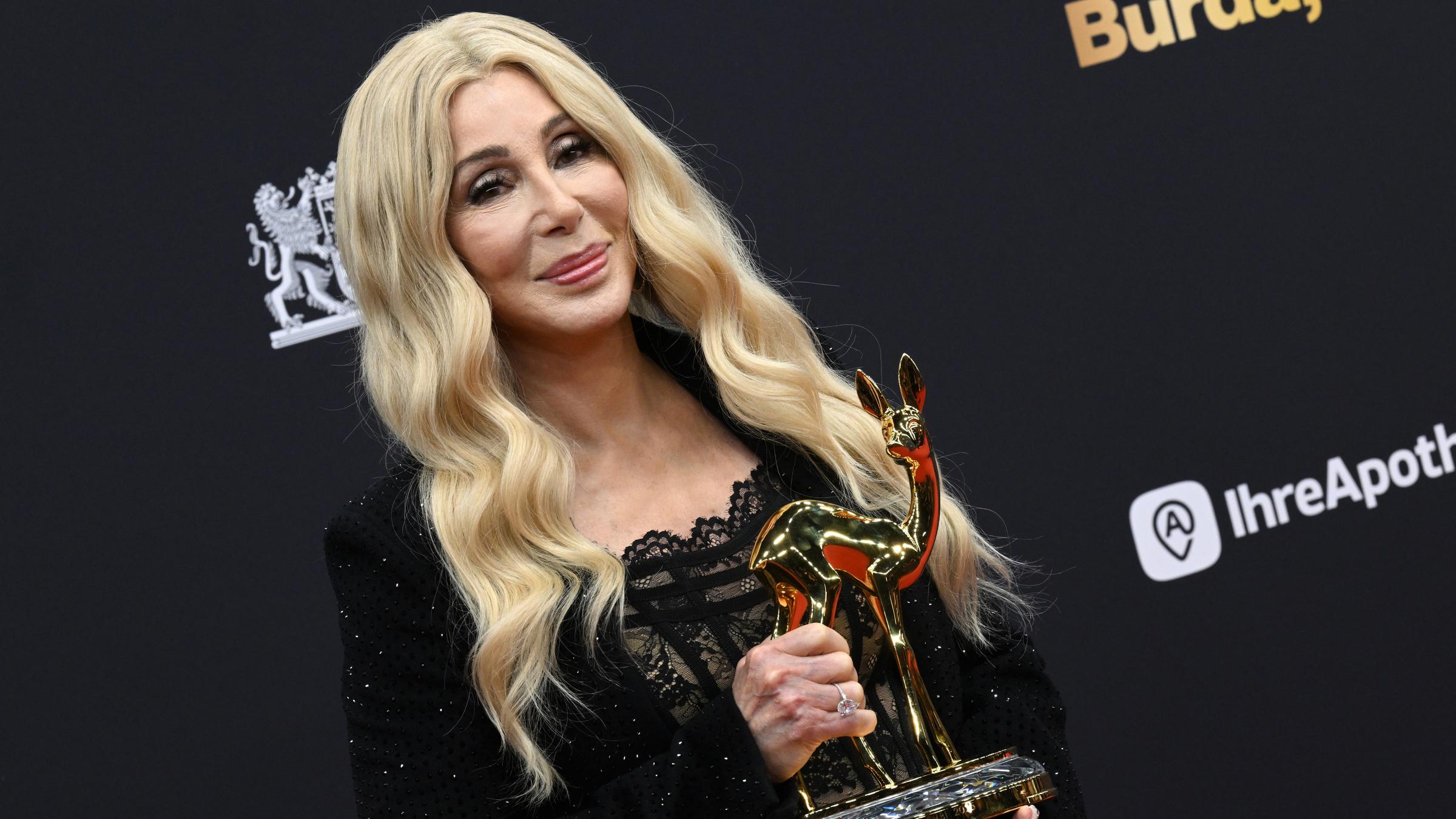 Bayern, Grünwald: Sängerin Cher zeigt ihren Bambi der Kategorie "Legende"