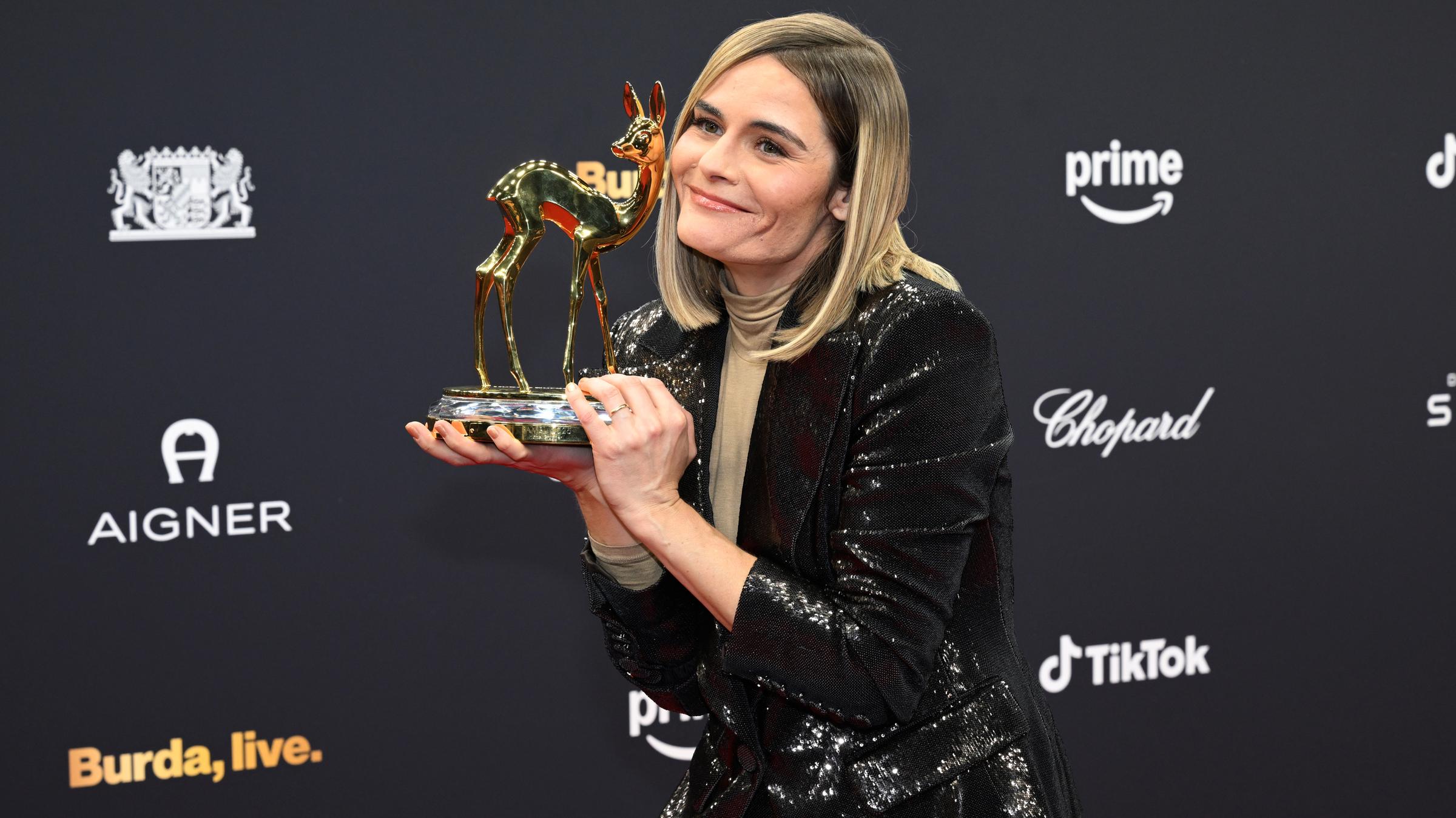 Bayern, Grünwald: Hazel Brugger zeigt ihren Bambi der Kategorie Comedy