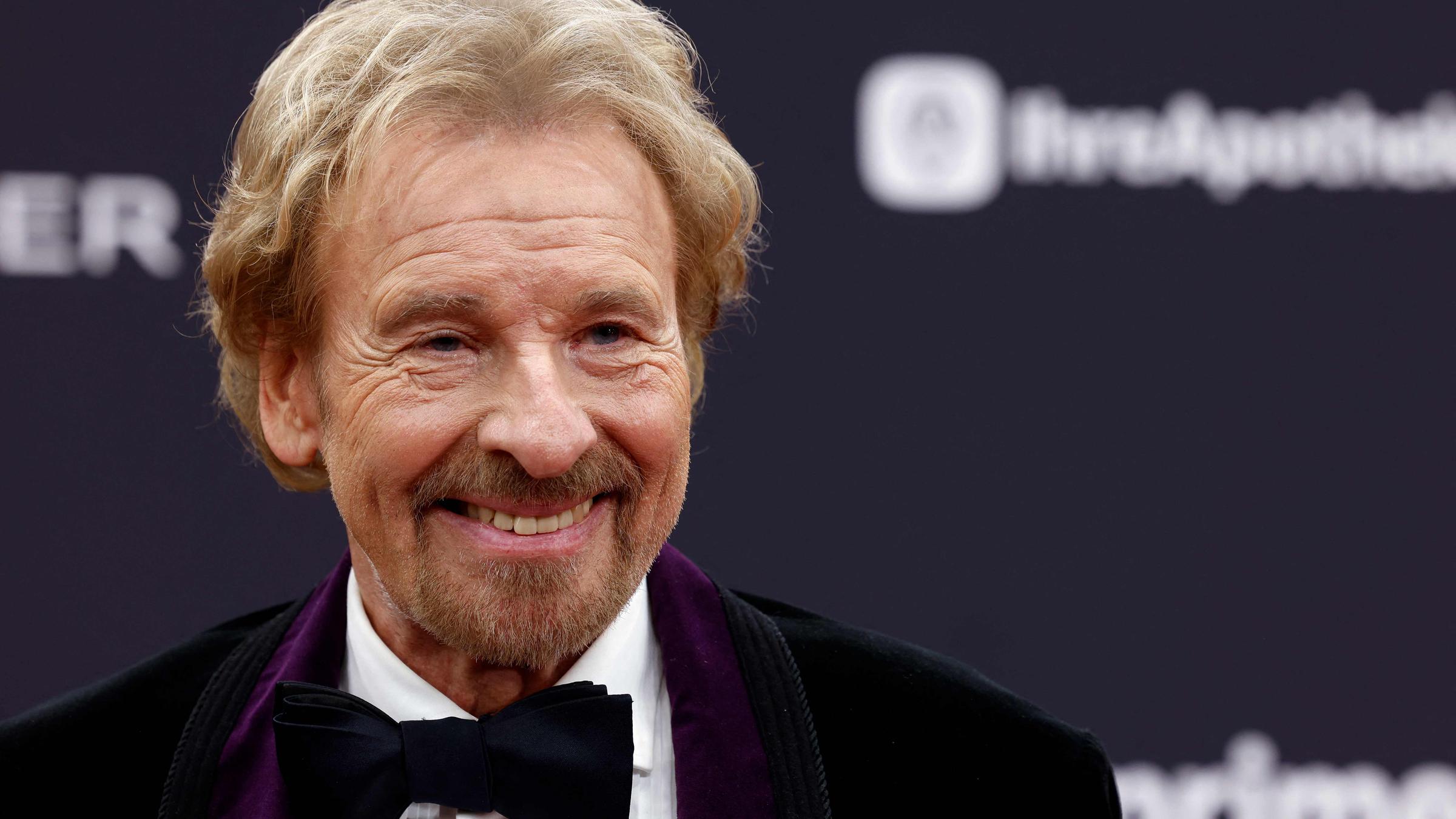 Moderator und Entertainer Thomas Gottschalk trifft auf dem roten Teppich zur Verleihung des deutschen Medienpreises Bambi in München ein.