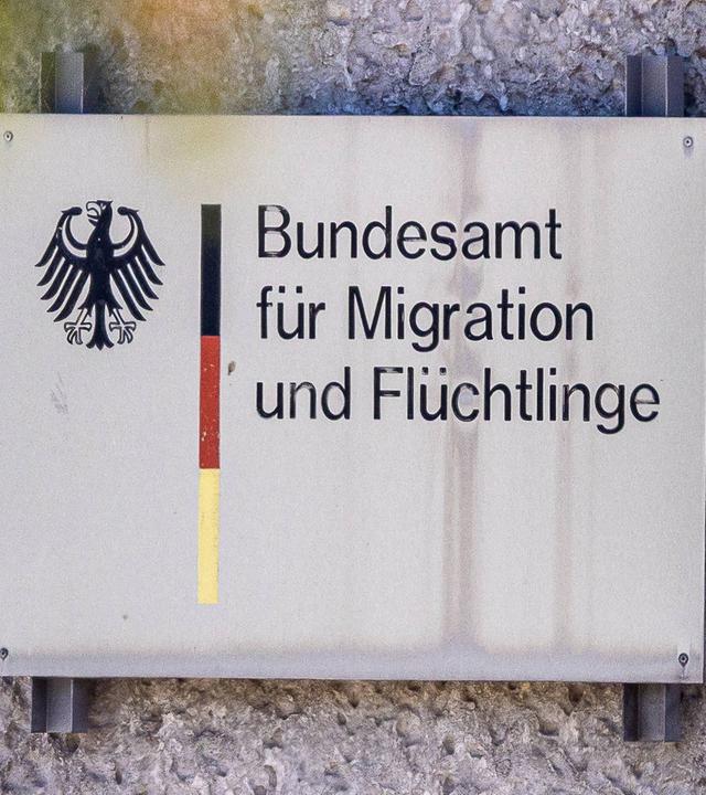 Ein Schild mit Bundesadler und den Farben Schwarz-Rot-Gold weist auf das Bundesamt für Migration und Flüchtlinge (BAMF) hin.