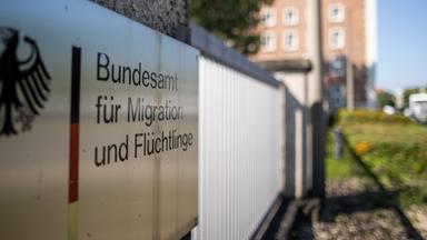 Bundesamt für Migration und Flüchtlinge (BAMF) steht auf einem Schild vor dem Gebäude. (Archiv)