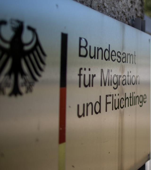 Bundesamt für Migration und Flüchtlinge (BAMF) steht auf einem Schild vor dem Gebäude. (Archiv)