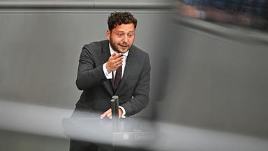 10.07.2026, Berlin: Felix Banaszak, Bundesvorsitzender von Bündnis90/Die Grünen, spricht in der 90. Plenarsitzung der 21. Legislaturperiode im Deutschen Bundestag. Eines der Hauptthemen der heutigen Sitzung ist die Abstimmung über das GKV-