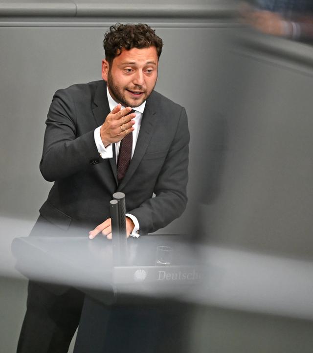 10.07.2026, Berlin: Felix Banaszak, Bundesvorsitzender von Bündnis90/Die Grünen, spricht in der 90. Plenarsitzung der 21. Legislaturperiode im Deutschen Bundestag. Eines der Hauptthemen der heutigen Sitzung ist die Abstimmung über das GKV-