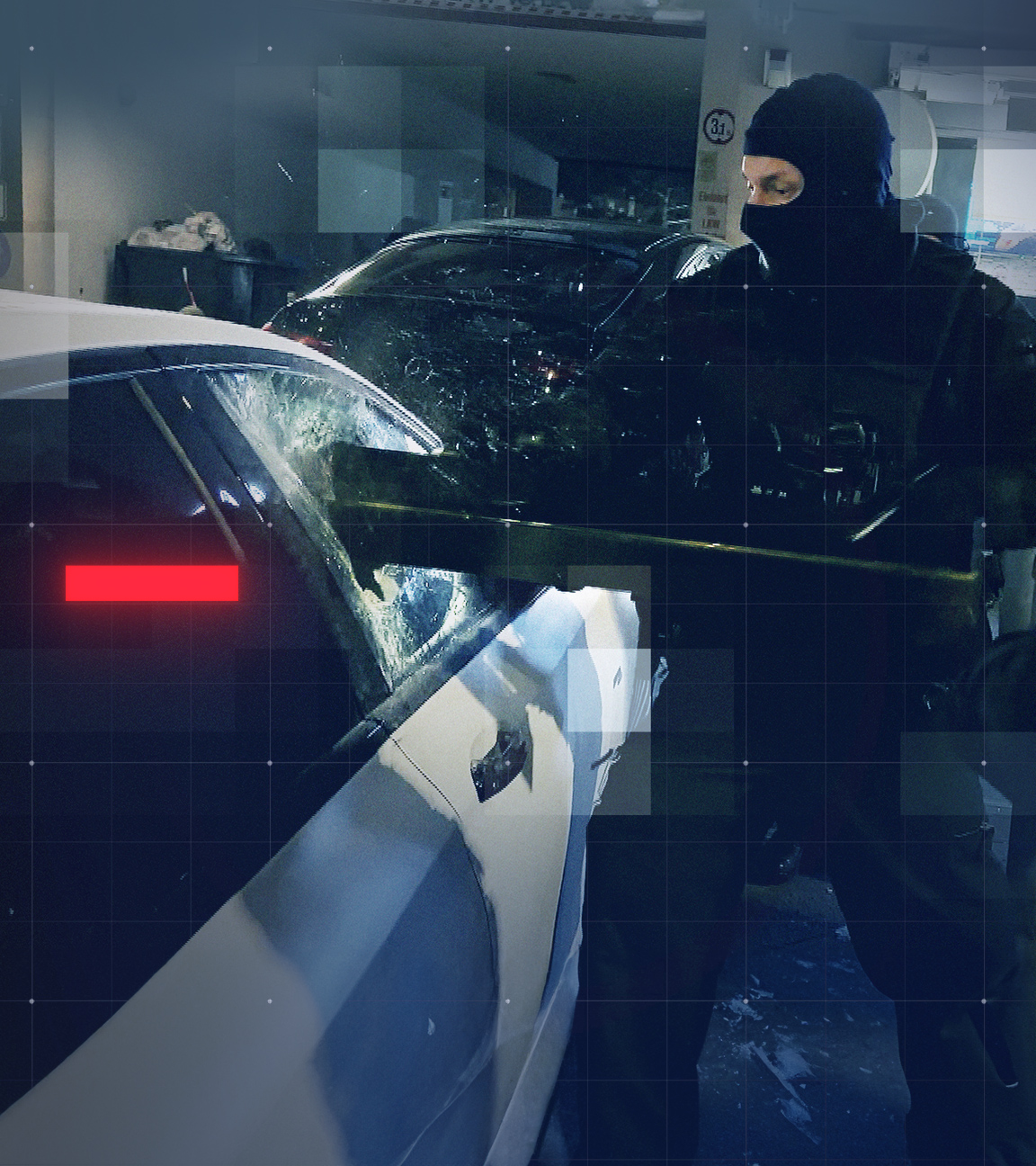 Zwei Vermummte Polizisten stehen neben einem geparktem Pkw, in dem sich mutmaßlich eine Waffe befindet. Einer von ihnen öffnet die Seitenscheibe des Fahrzeuges gewaltsam mit einer Ramme