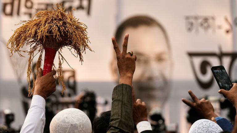 13.02.2026, Bangladesch, Dhaka: Anhänger Nationalistischen Partei Bangladeschs (BNP) jubeln in der Nähe des Vorstandsbüros der BNP.