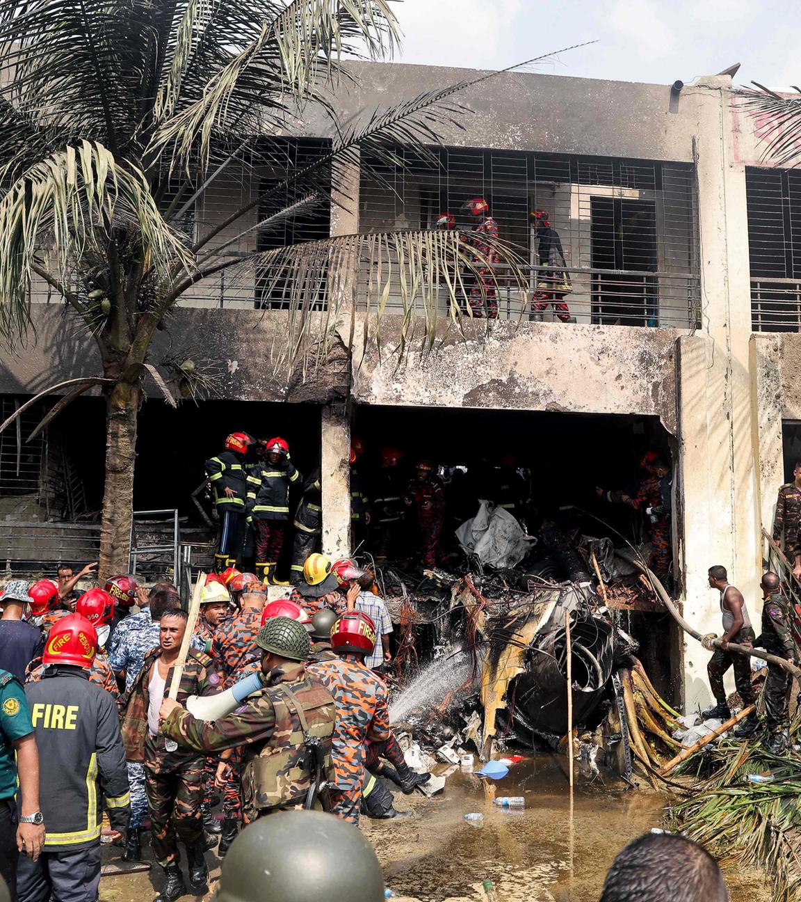 Bangladeschs Feuerwehr und Sicherheitskräfte führen eine Such- und Rettungsaktion durch, nachdem ein Trainingsjet der Luftwaffe in eine Schule in Dhaka abgestürzt ist
