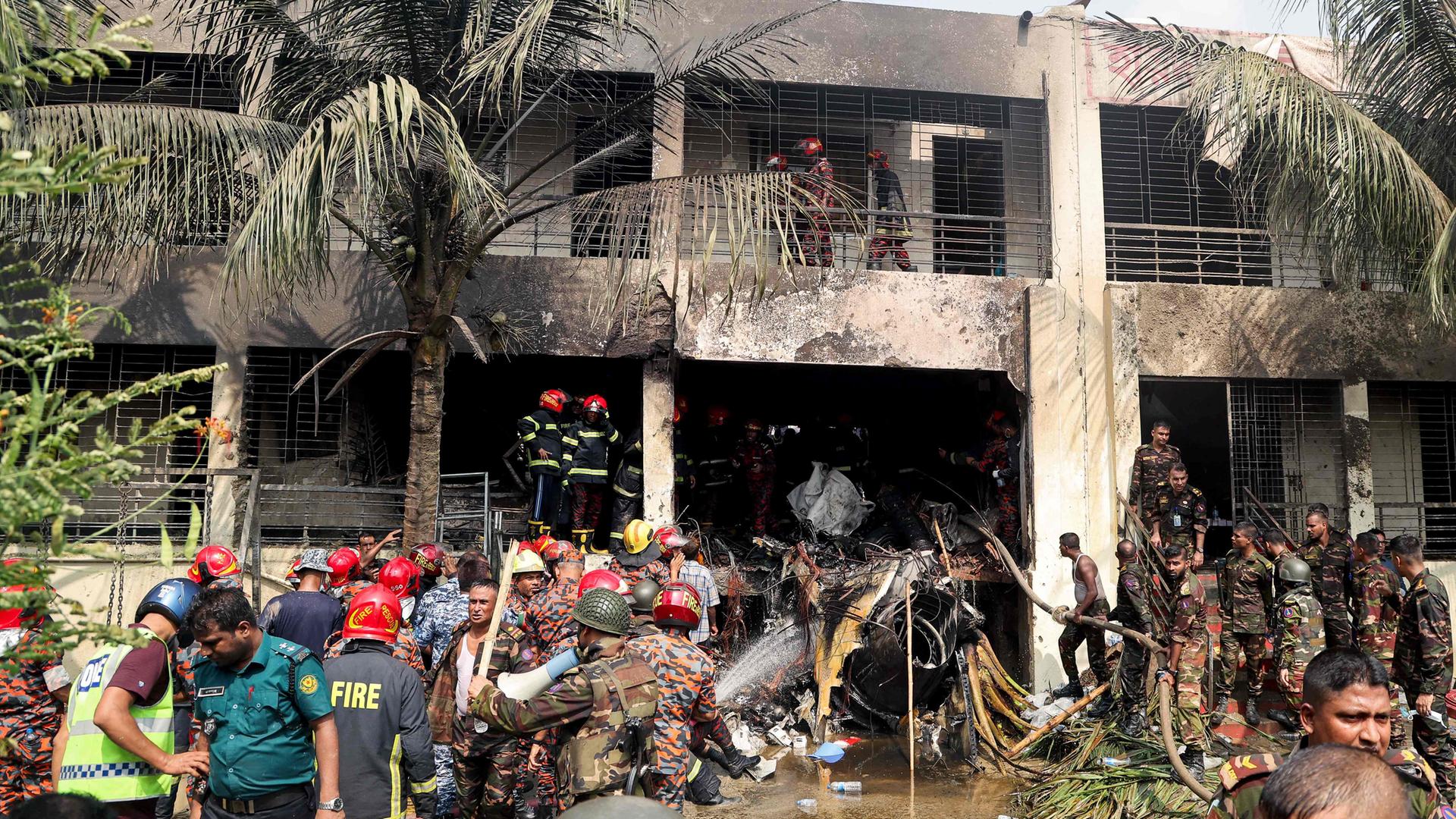 Bangladeschs Feuerwehr und Sicherheitskräfte führen eine Such- und Rettungsaktion durch, nachdem ein Trainingsjet der Luftwaffe in eine Schule in Dhaka abgestürzt ist