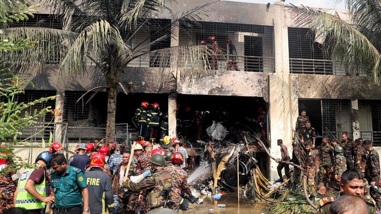 Bangladeschs Feuerwehr und Sicherheitskräfte führen eine Such- und Rettungsaktion durch, nachdem ein Trainingsjet der Luftwaffe in eine Schule in Dhaka abgestürzt ist