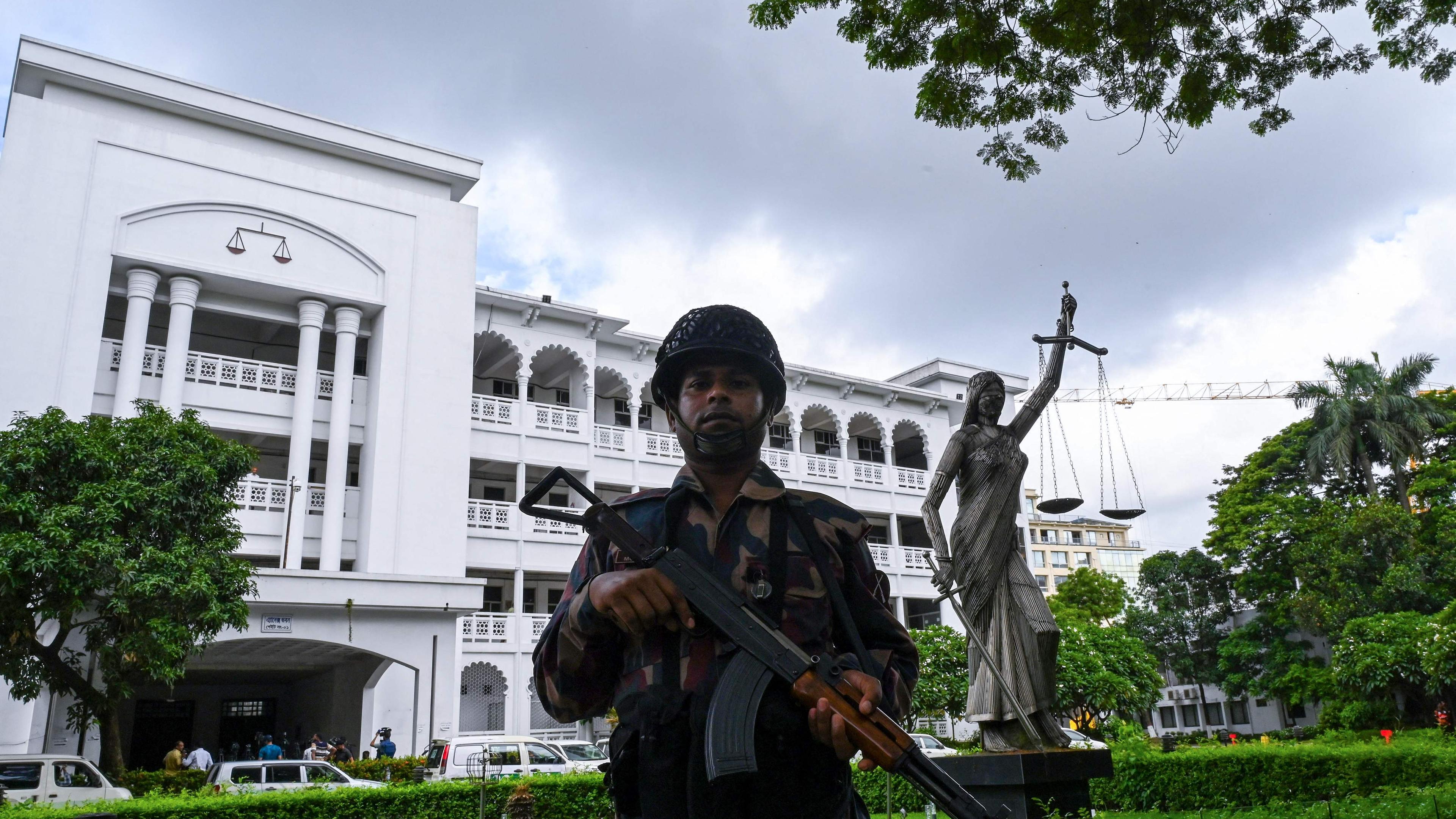 Ein Soldat steht vor dem Obersten Gericht in Dhaka, Bangladesch. Das Oberste Gericht in Bangladesch hat die Vorschrift, spezielle Bevölkerungsgruppen für den öffentlichen Dienst zu bevorzugen, gelockert. Sie hatte zu massiven Protesten geführt.