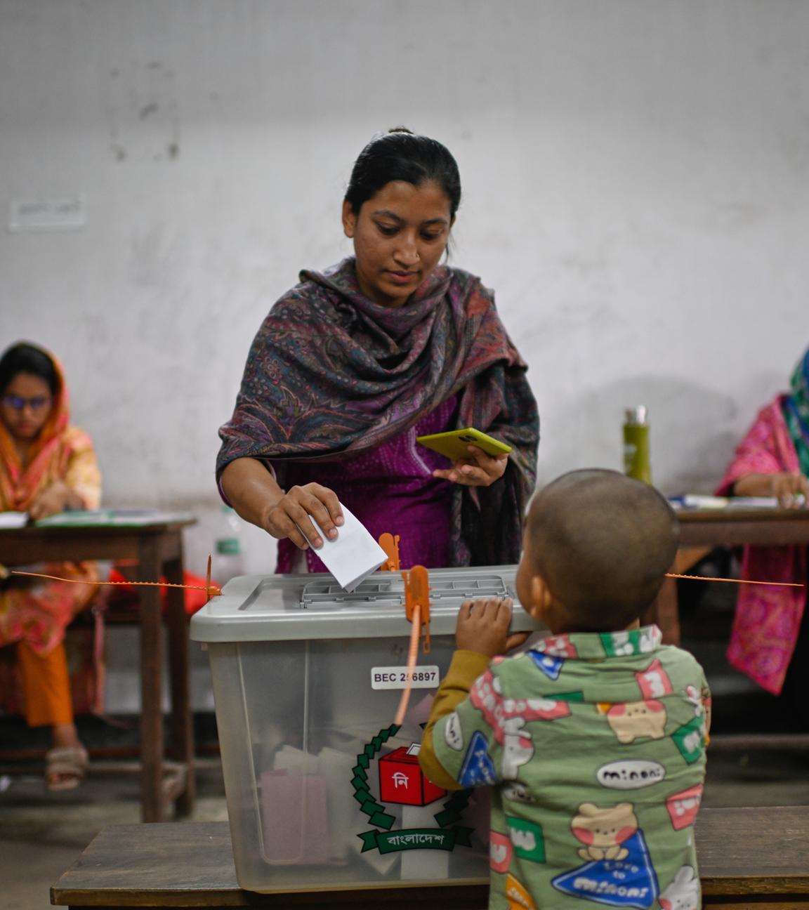 Eine Frau gibt ihre Stimme in einem Wahllokal in Dhaka, Bangladesch ab