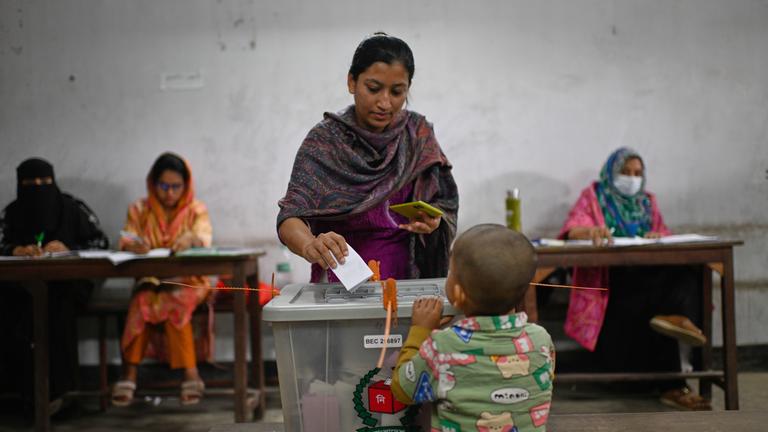 Eine Frau gibt ihre Stimme in einem Wahllokal in Dhaka, Bangladesch ab