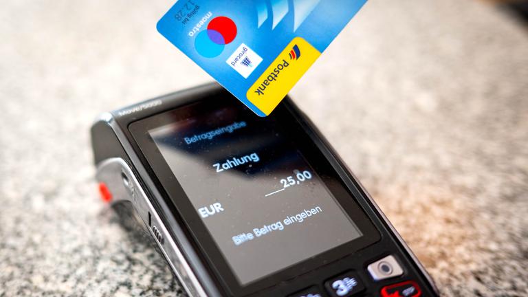 Kartenzahlung: das Kartenlesegerät eines Cafés