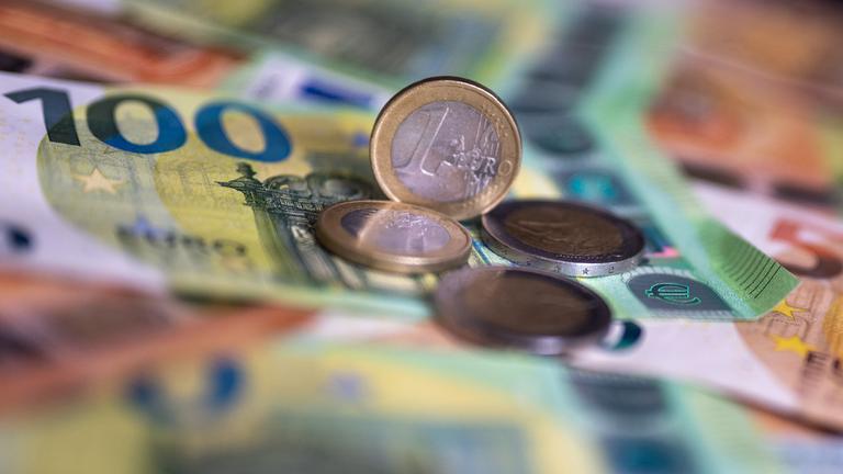 Mehrere Geldscheine und Münzen