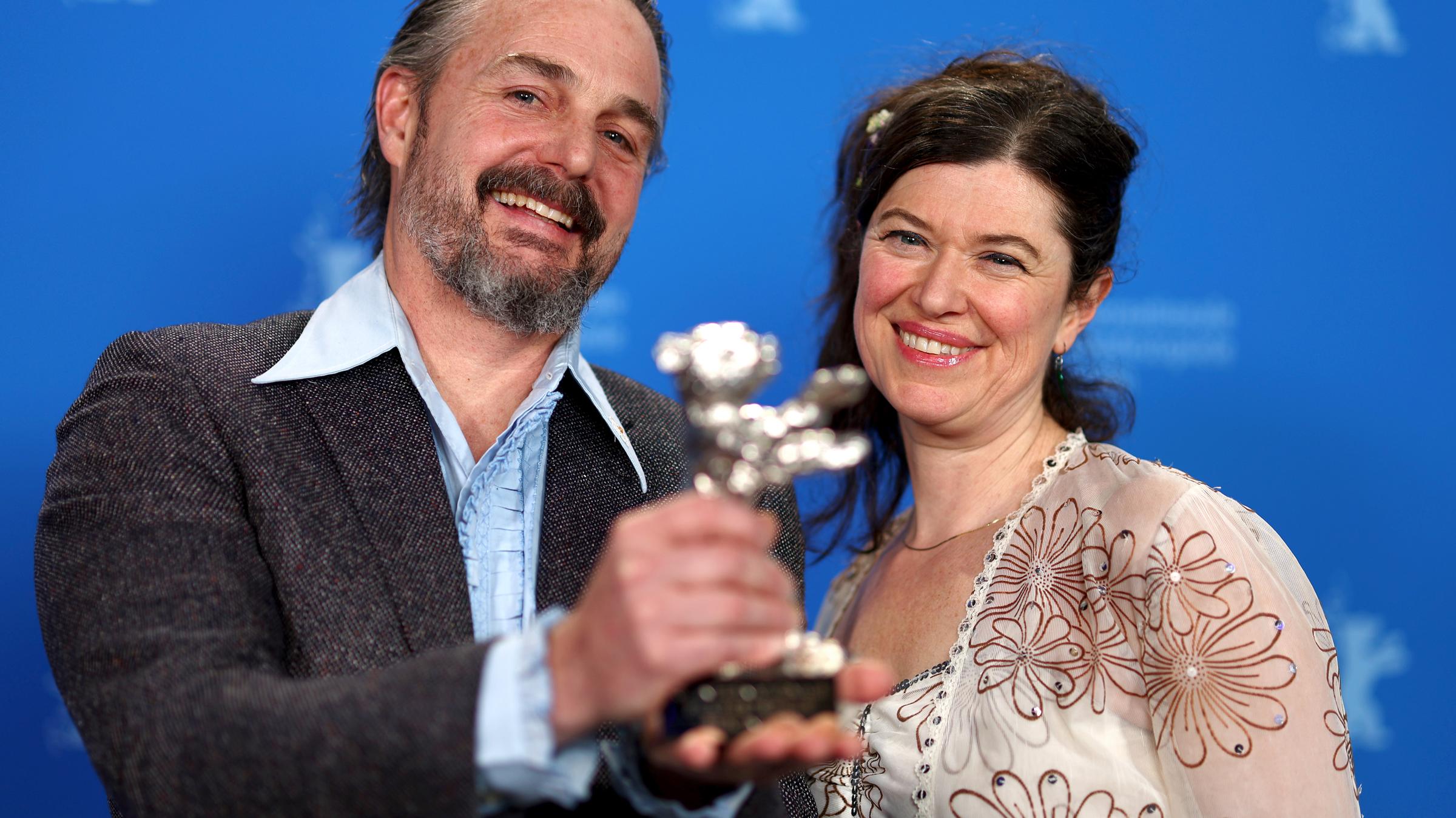 Banker White und Anna Fitch präsentieren ihren frisch gewonnen Silbernen Bär.