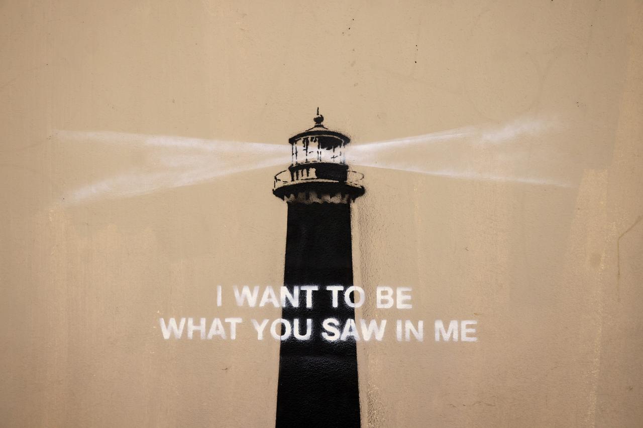 Foto eines neuen Banksy-Kunstwerks in Marseille aufgetaucht - ein Leuchtturm mit der Aufschrift "I want to be what you saw in me" am 30.05.2025. 