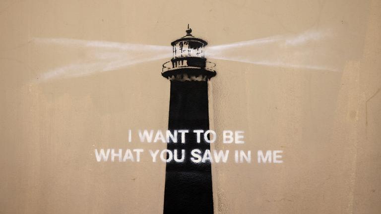 Foto eines neuen Banksy-Kunstwerks in Marseille aufgetaucht - ein Leuchtturm mit der Aufschrift "I want to be what you saw in me" am 30.05.2025. 