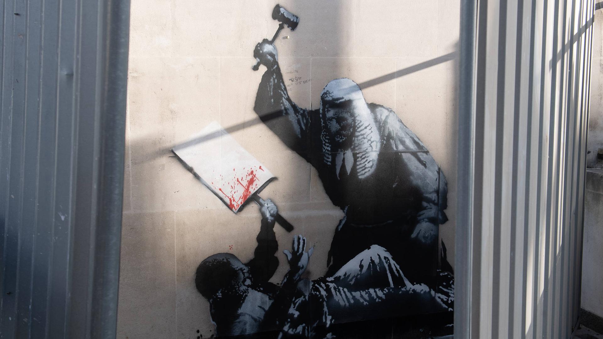 Banksy-Werk am Royal Court of Justice in London